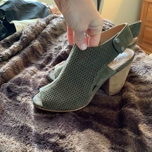 Vince Camuto olive green heel